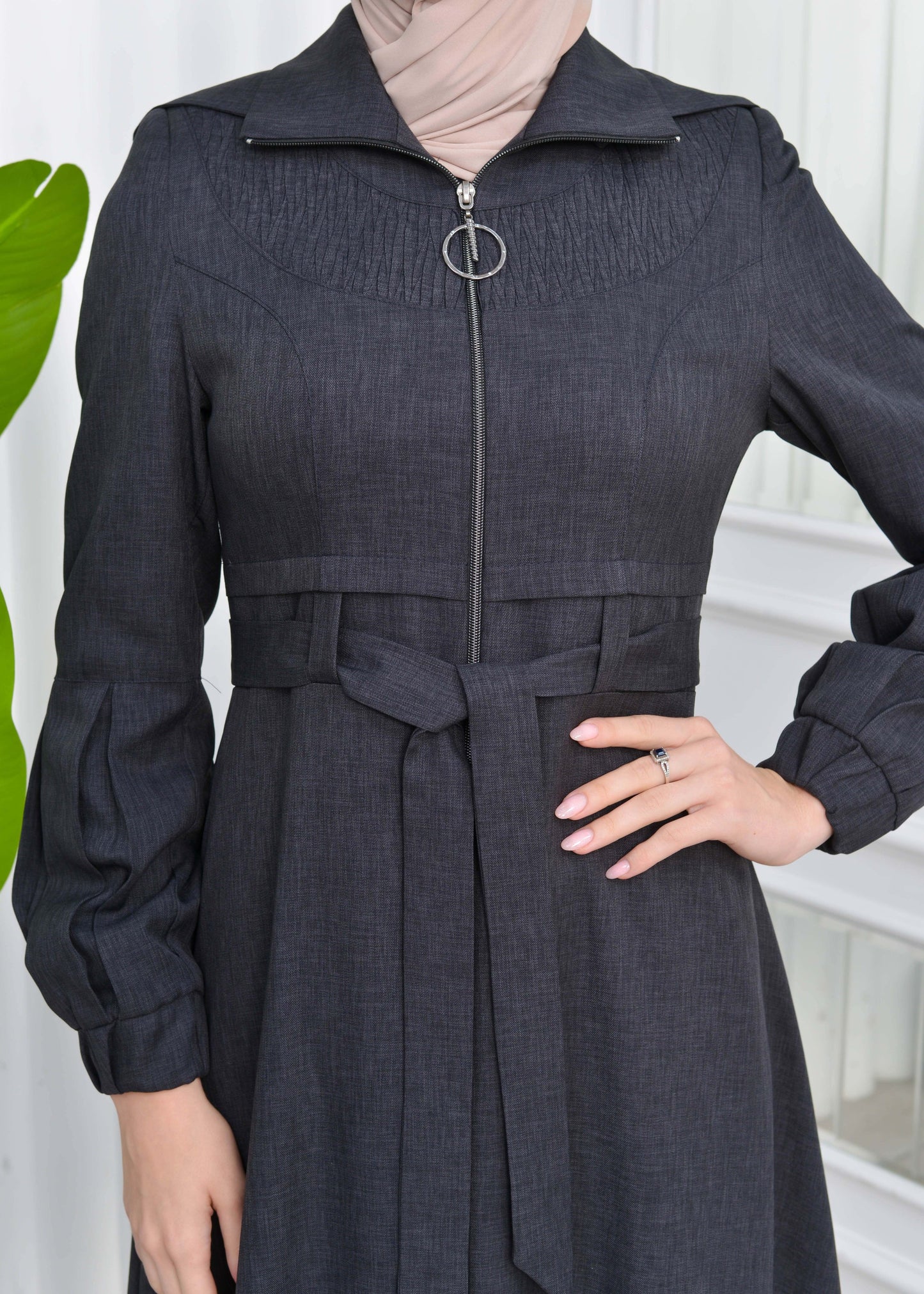 Gabardine-Mantel mit Kapuze und Plissee-Details 1206 - Dunkelgrau