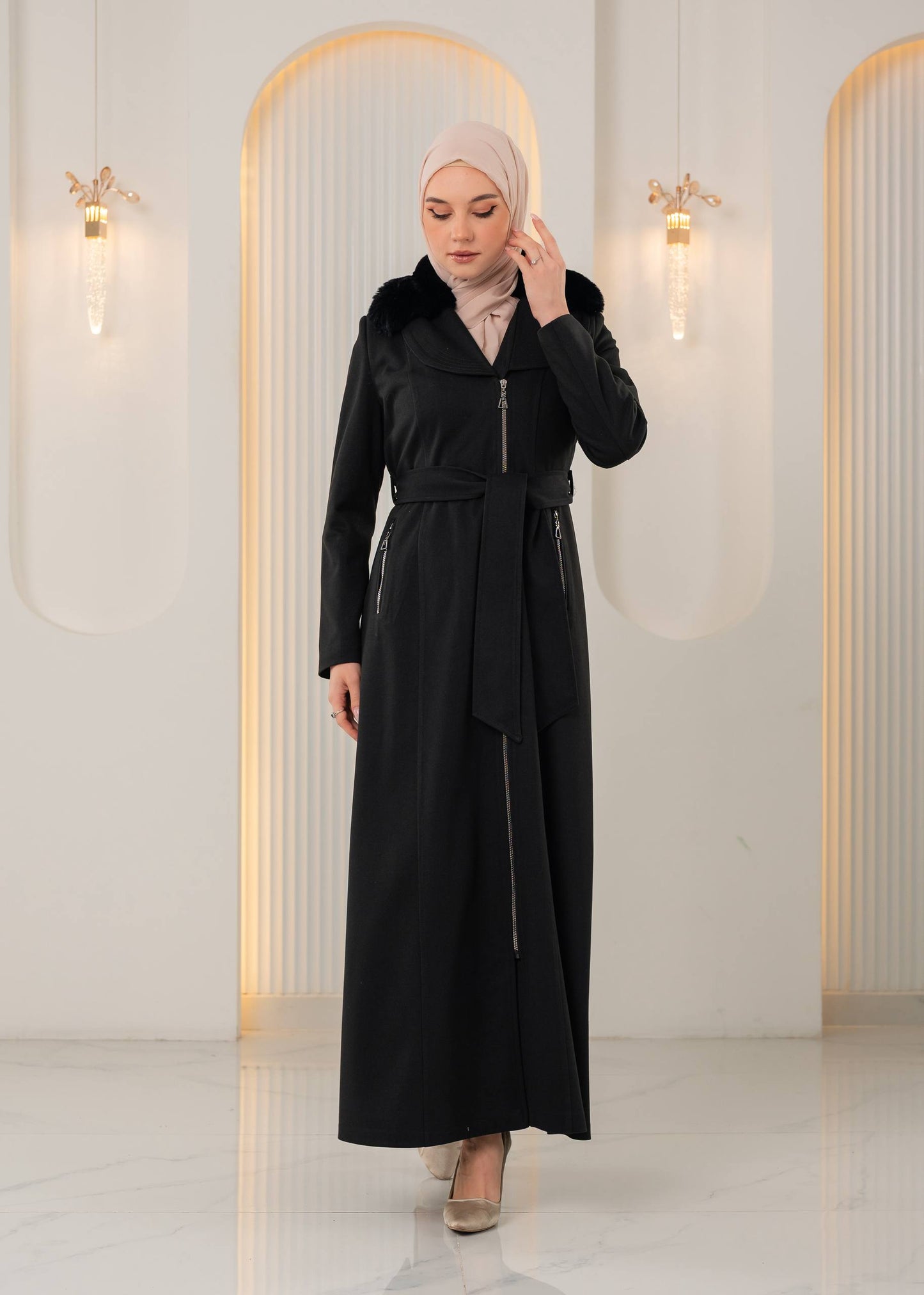 Langer Wintermantel mit Reißverschluss und Fellkragen 1393 - Schwarz