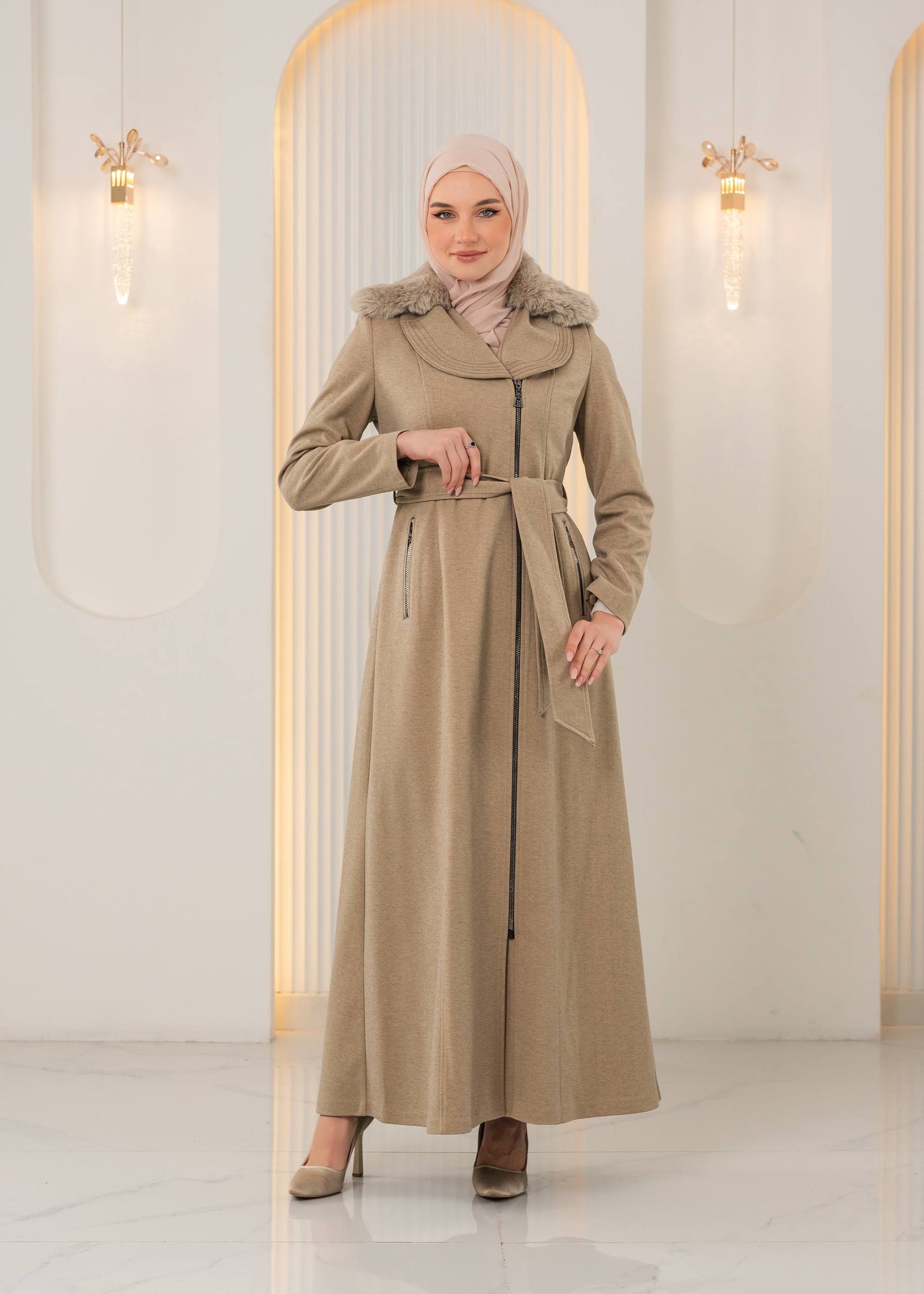 Langer Wintermantel mit Reißverschluss und Fellkragen 1393 - Beige
