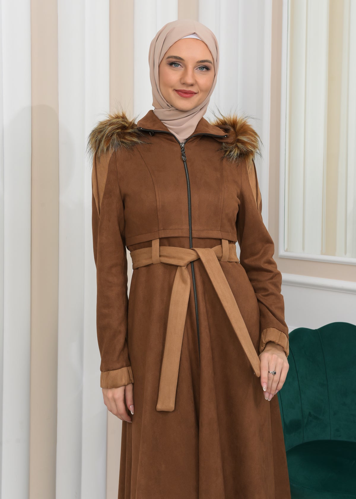 Langer Wildledermantel mit Pelzkapuze 1341 - Cognac