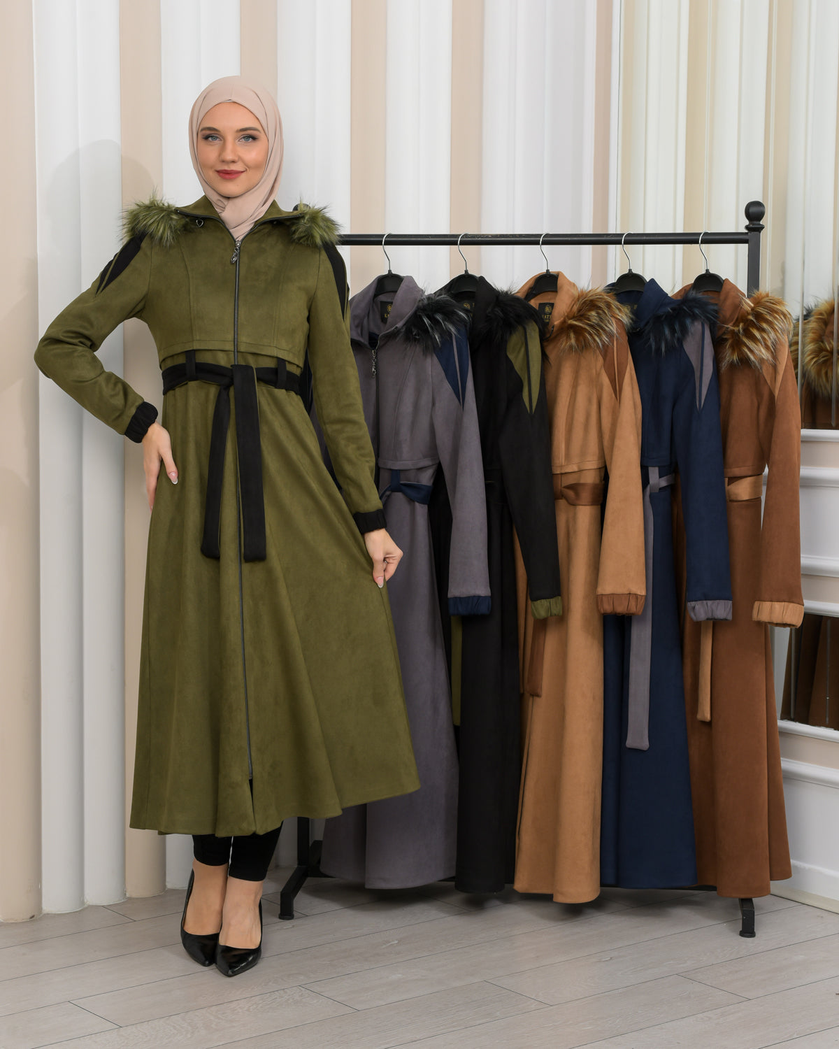 Langer Wildledermantel mit Pelzkapuze 1341 - Khaki