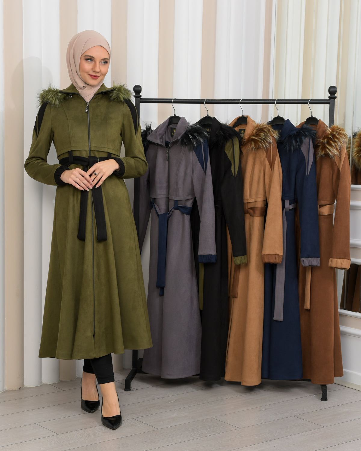 Langer Wildledermantel mit Pelzkapuze 1341 - Khaki