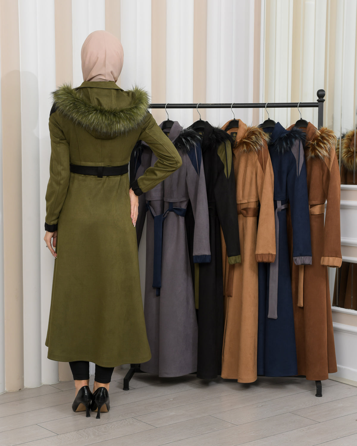 Langer Wildledermantel mit Pelzkapuze 1341 - Khaki