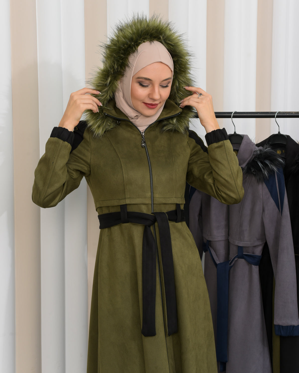 Langer Wildledermantel mit Pelzkapuze 1341 - Khaki