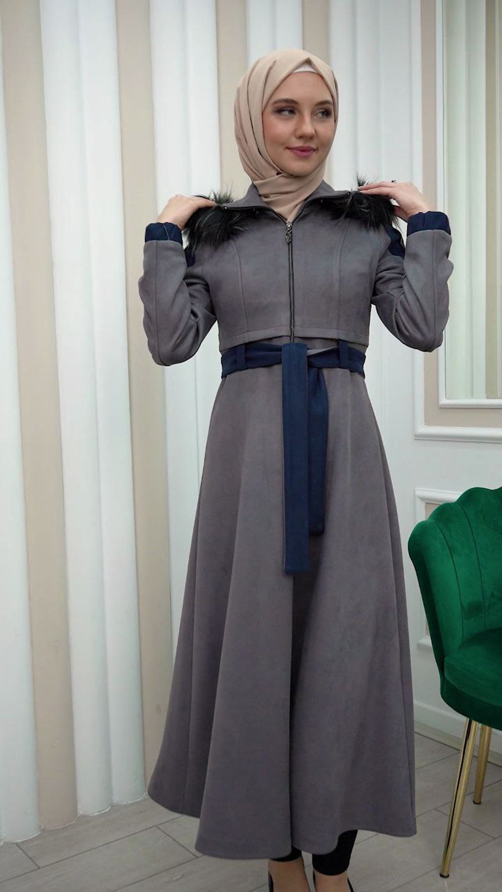 Langer Wildledermantel mit Pelzkapuze 1341 - Grau