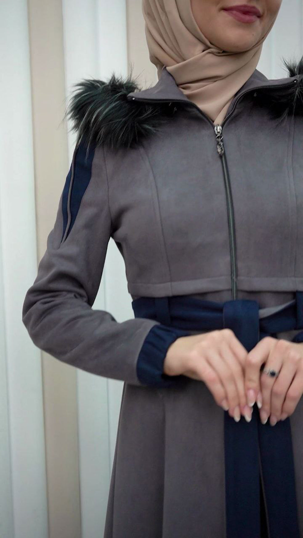 Langer Wildledermantel mit Pelzkapuze 1341 - Grau