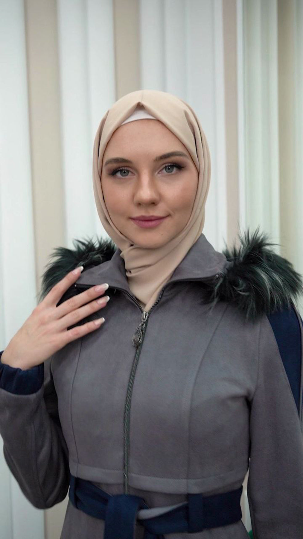 Langer Wildledermantel mit Pelzkapuze 1341 - Grau