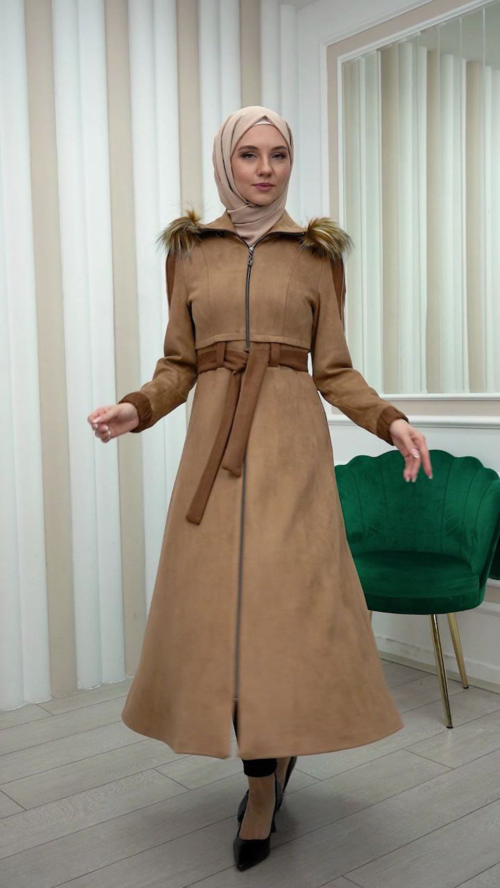 Langer Wildledermantel mit Pelzkapuze 1341 - Beige