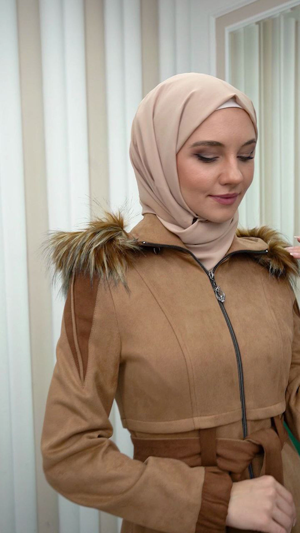 Langer Wildledermantel mit Pelzkapuze 1341 - Beige