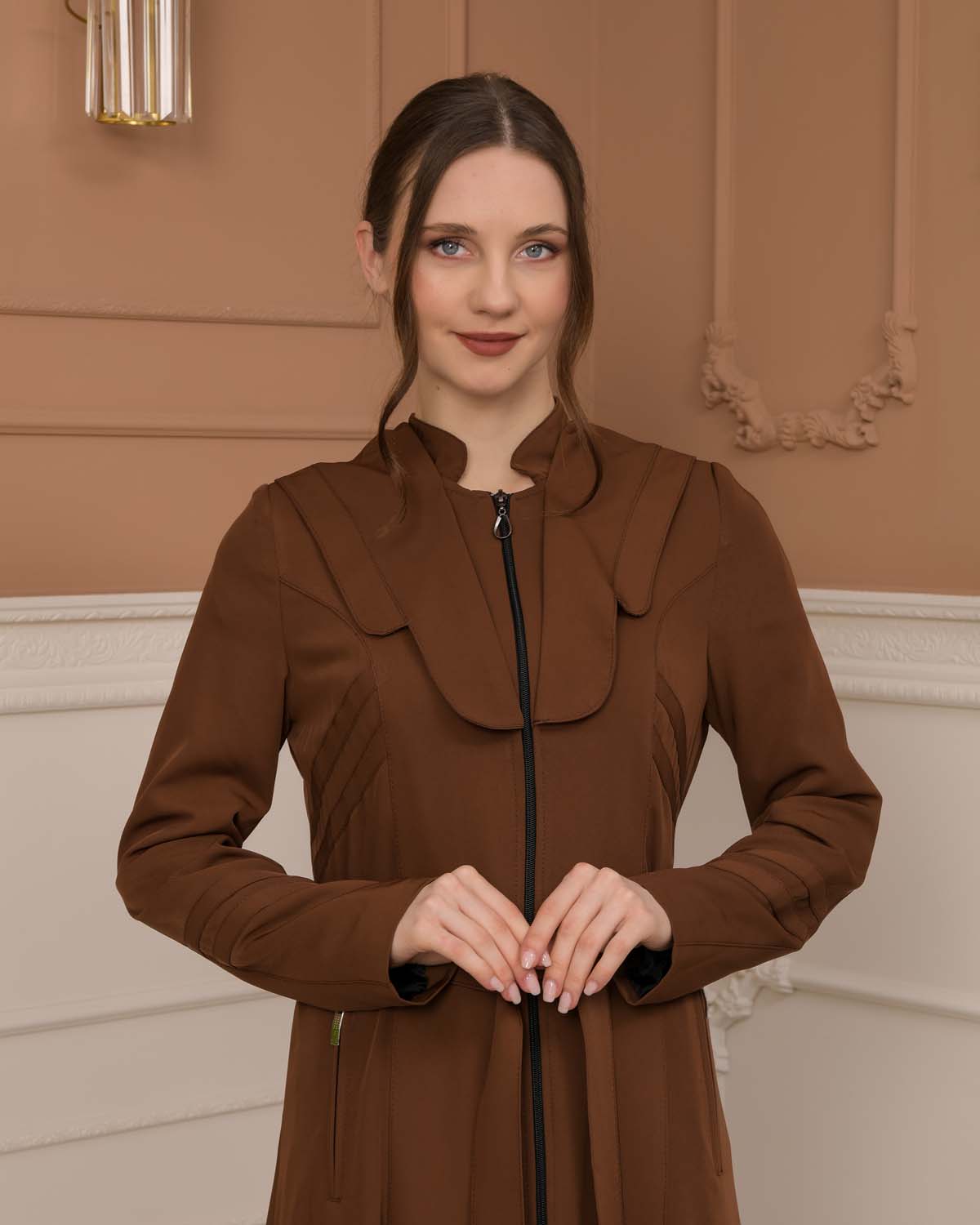 Luxuriöser Prada-Stoff Manto mit Satinfutter und Kapuze 1226 - Cognac