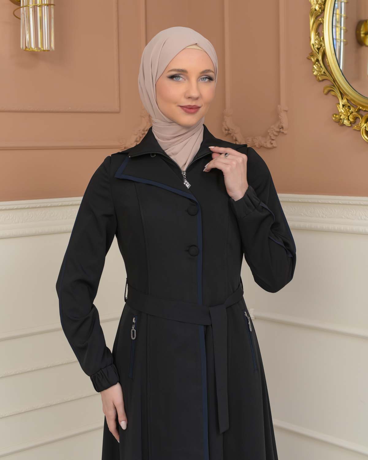 brada-Stoff Manto mit Satinfutter, abnehmbarer Kapuze und Knopfablikation 1230 - Schwarz