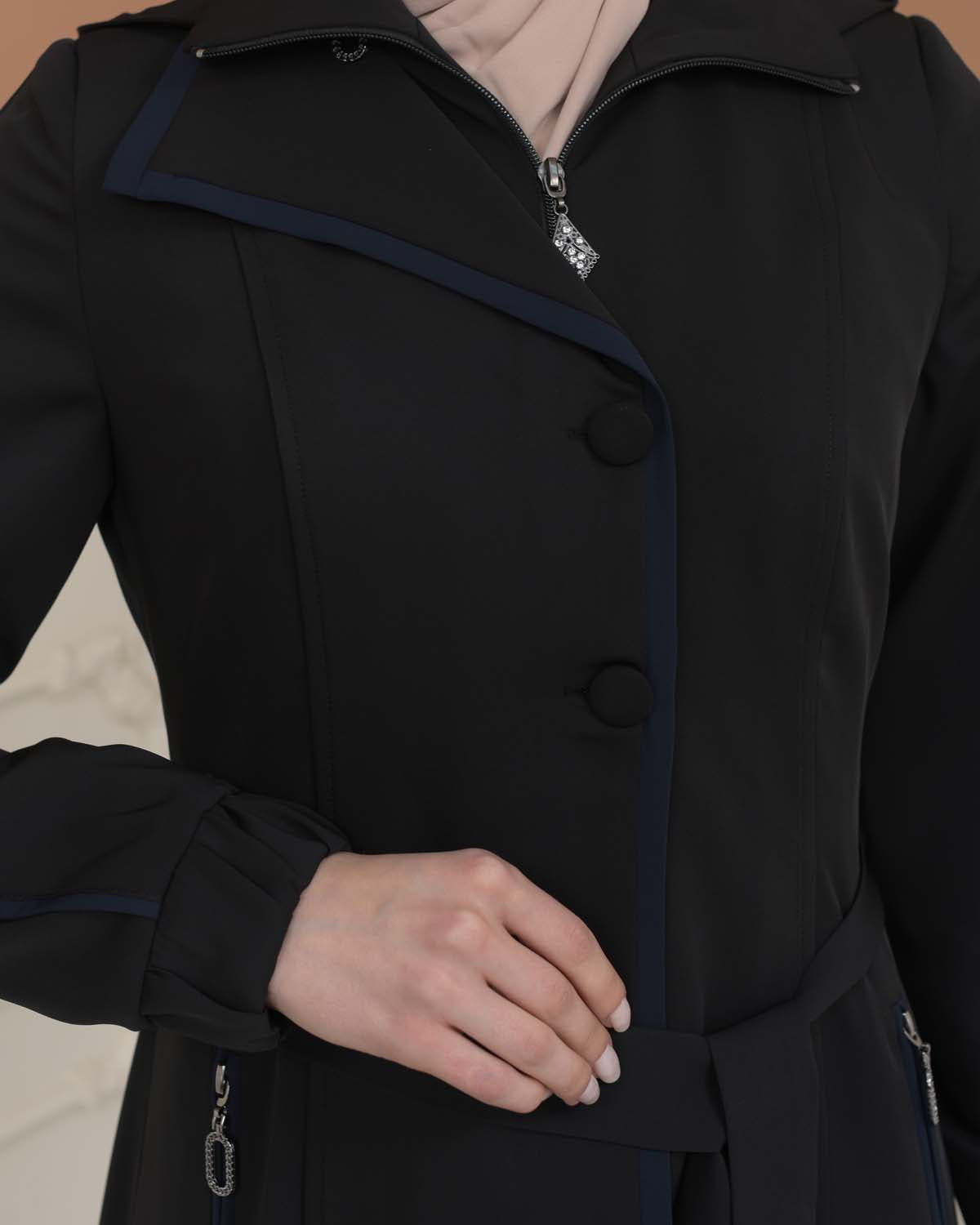 brada-Stoff Manto mit Satinfutter, abnehmbarer Kapuze und Knopfablikation 1230 - Schwarz