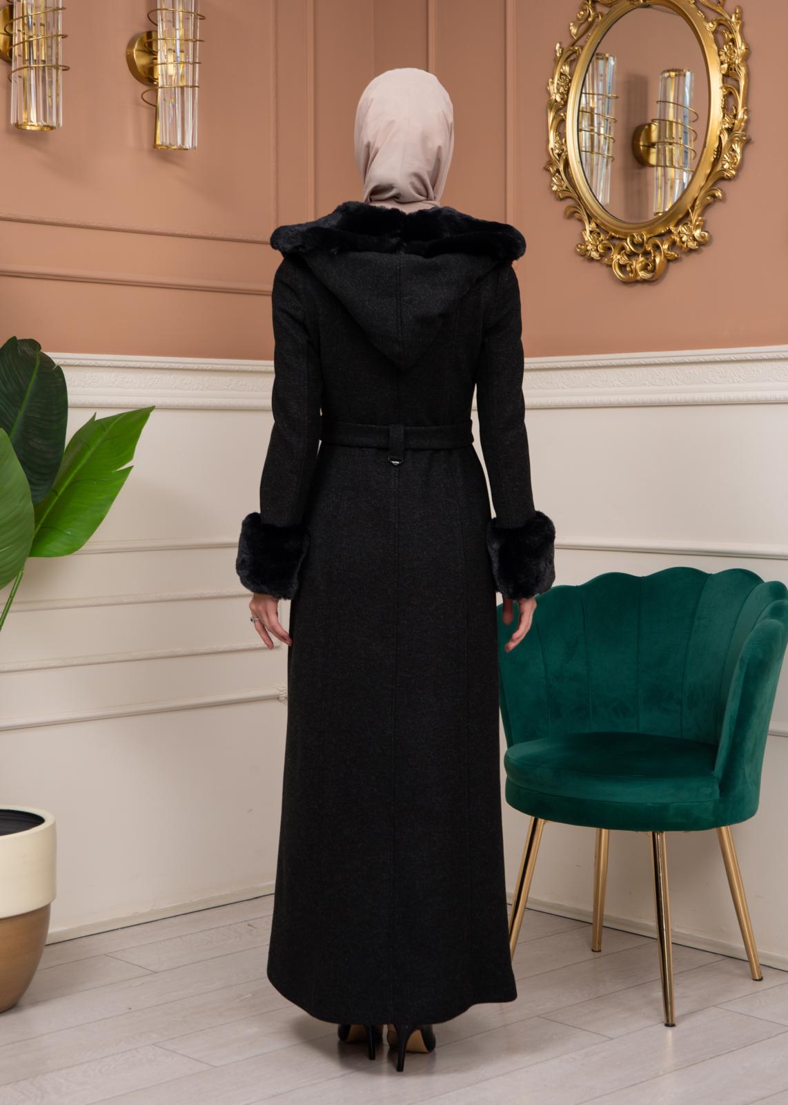 Langer Wollmantel mit Vollpelzkapuze und Pelzärmeln 1360 - Schwarz