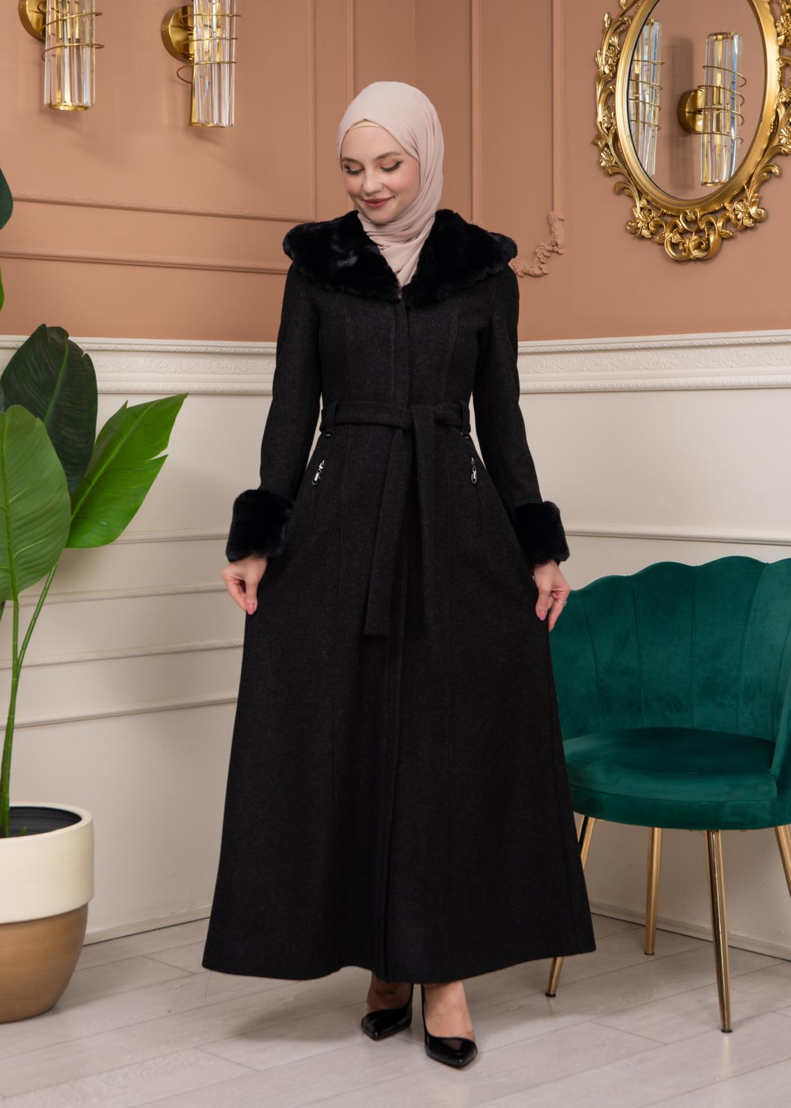 Langer Wollmantel mit Vollpelzkapuze und Pelzärmeln 1360 - Schwarz