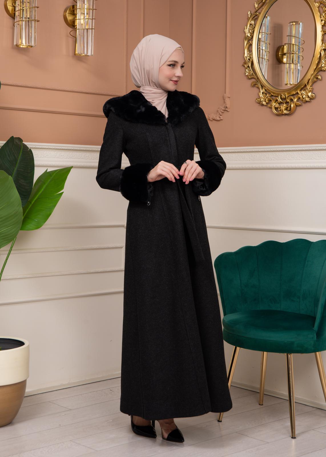 Langer Wollmantel mit Vollpelzkapuze und Pelzärmeln 1360 - Schwarz