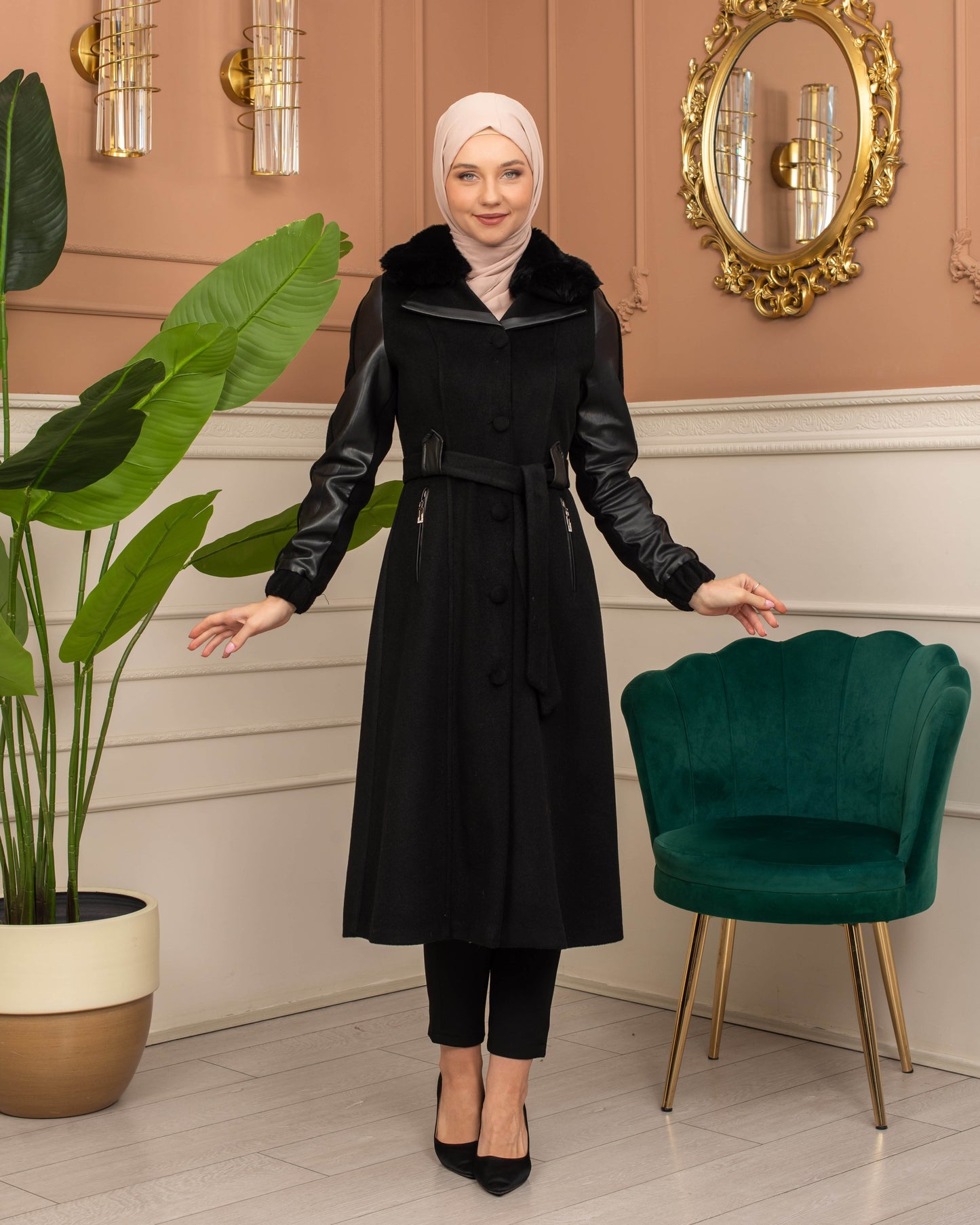 Mohair-Filz Mantel mit Lederärmeln und Fellkapuze 1364 - Schwarz