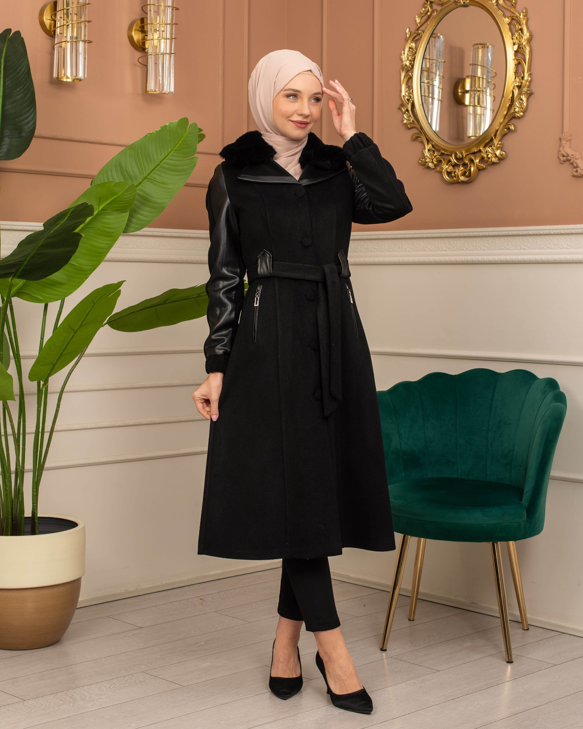 Mohair-Filz Mantel mit Lederärmeln und Fellkapuze 1364 - Schwarz