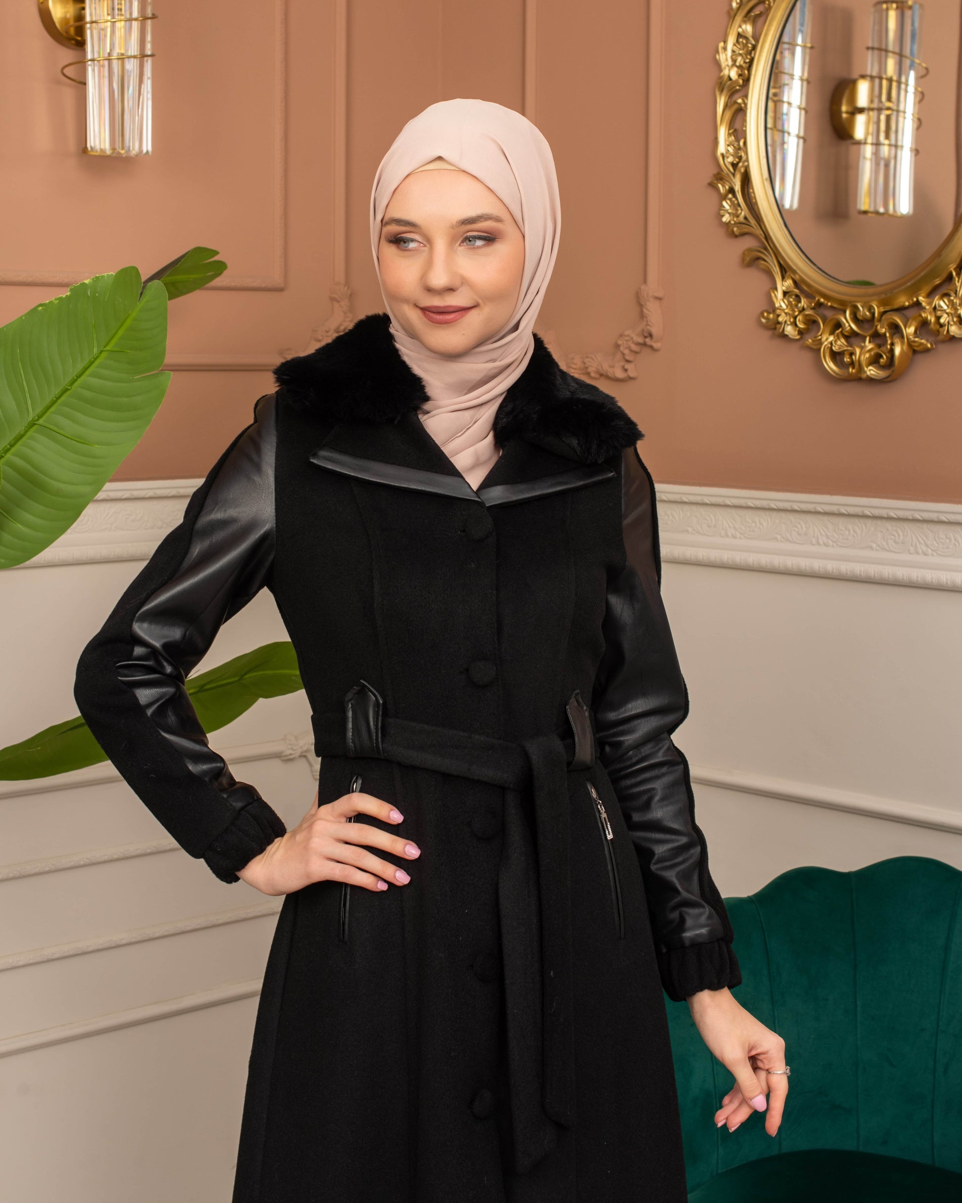 Mohair-Filz Mantel mit Lederärmeln und Fellkapuze 1364 - Schwarz