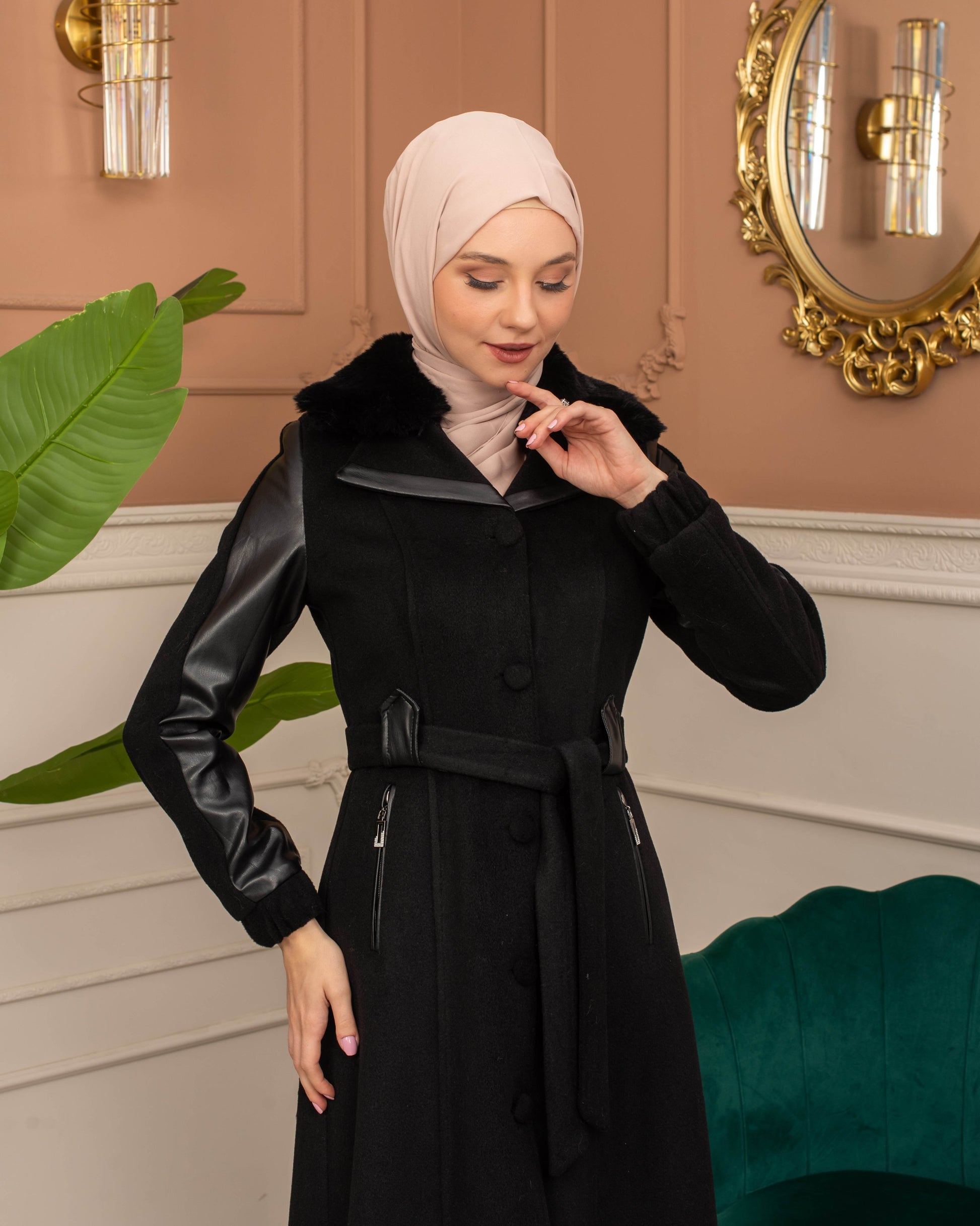 Mohair-Filz Mantel mit Lederärmeln und Fellkapuze 1364 - Schwarz