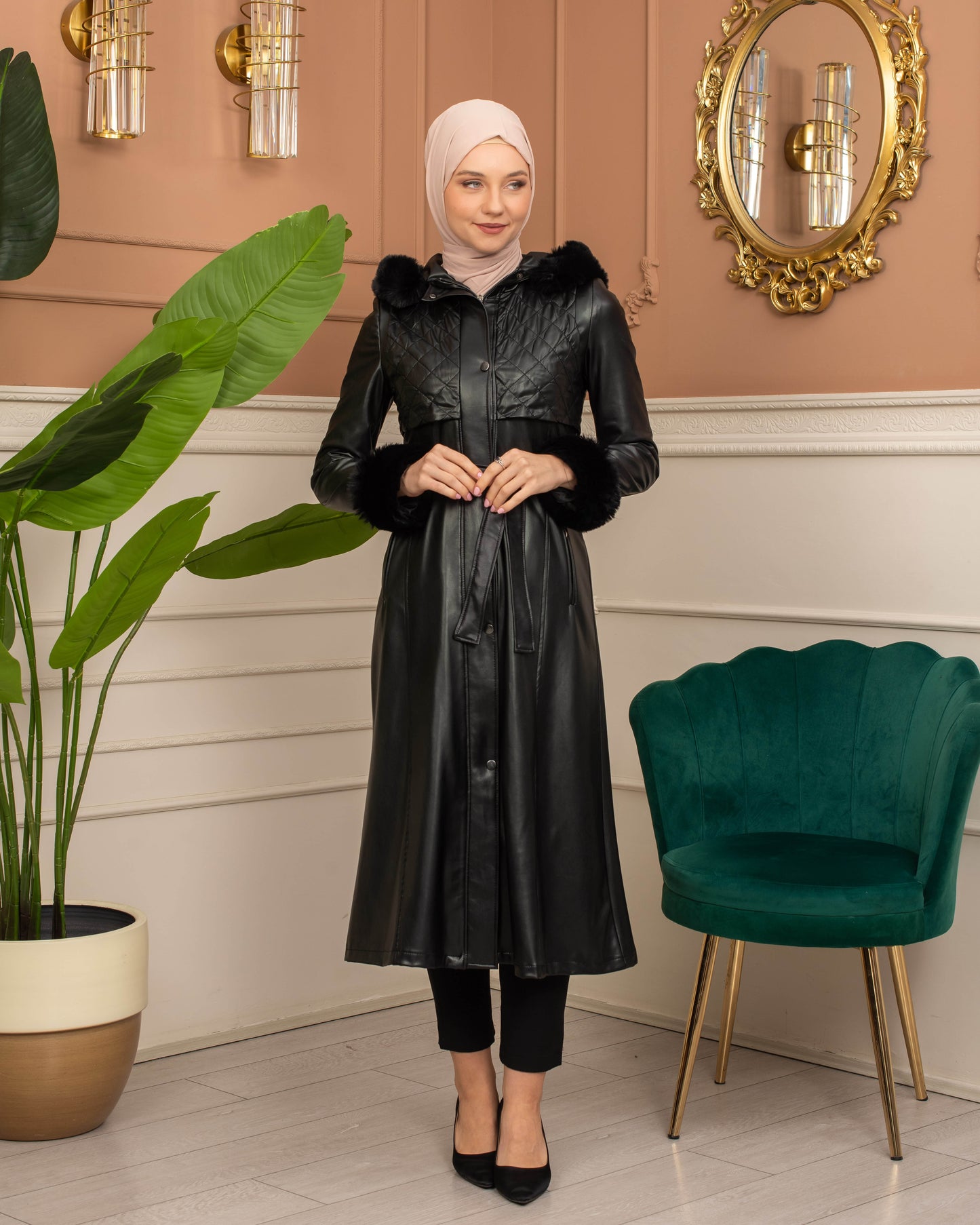 Eleganter Leder-Trenchcoat mit Fellfutter und abnehmbarer Kapuze 1365 - Schwarz