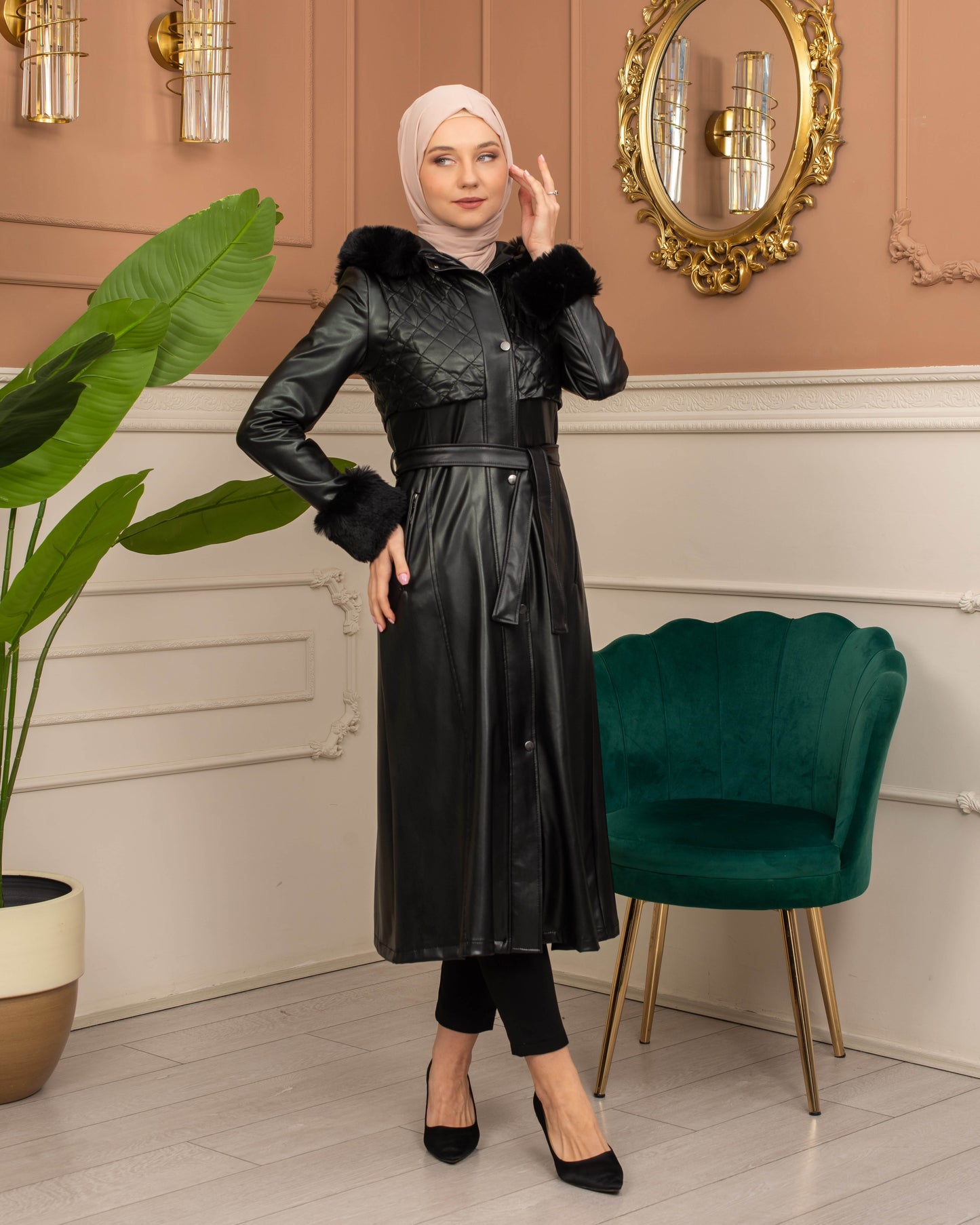 Eleganter Leder-Trenchcoat mit Fellfutter und abnehmbarer Kapuze 1365 - Schwarz