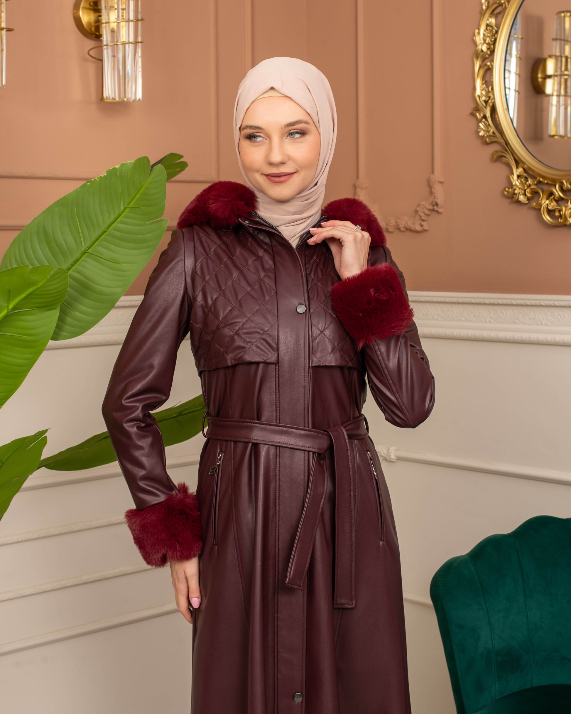 Eleganter Leder-Trenchcoat mit Fellfutter und abnehmbarer Kapuze 1365 - Bordeaux