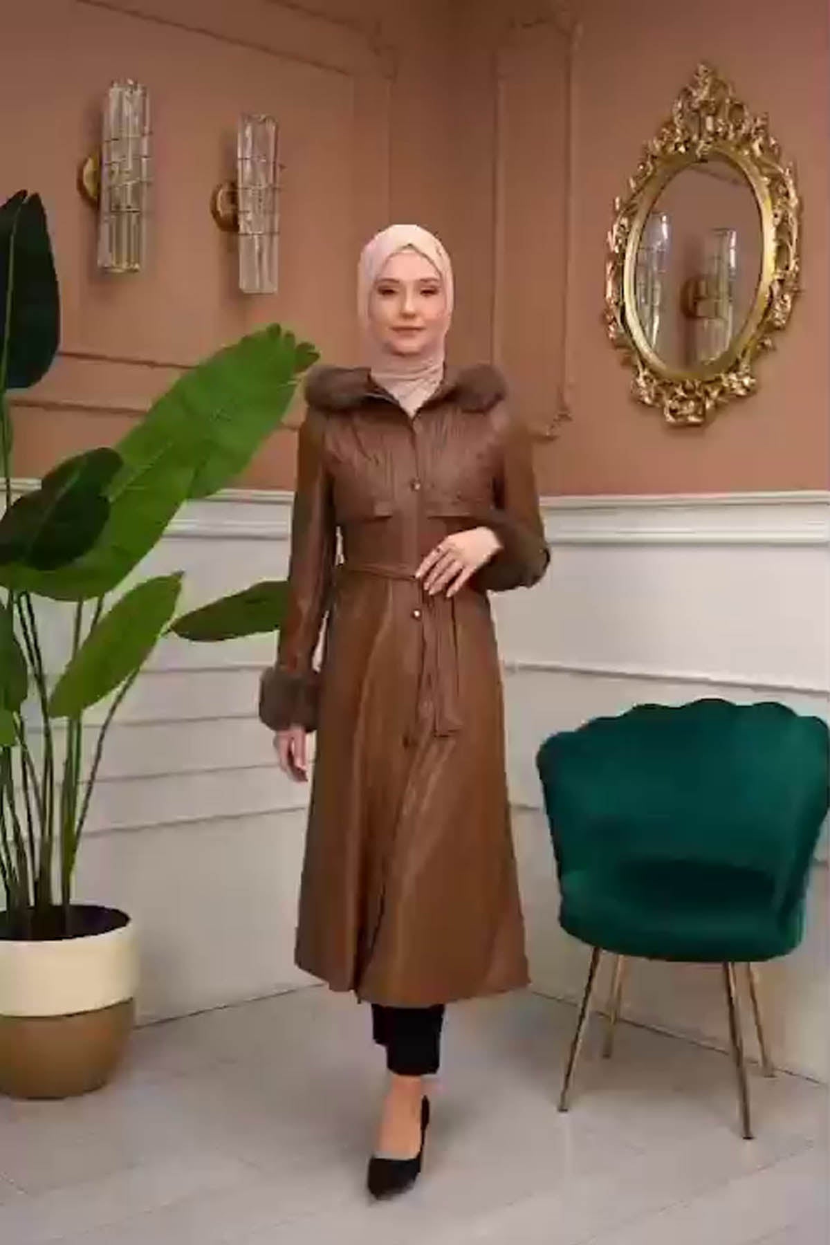 Eleganter Leder-Trenchcoat mit Fellfutter und abnehmbarer Kapuze 1365 - Cognac