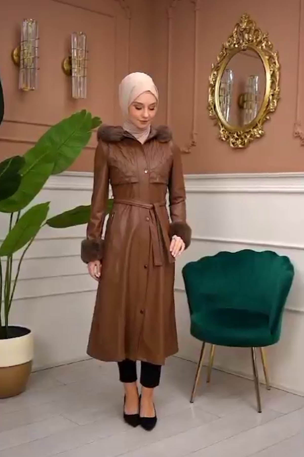 Eleganter Leder-Trenchcoat mit Fellfutter und abnehmbarer Kapuze 1365 - Cognac