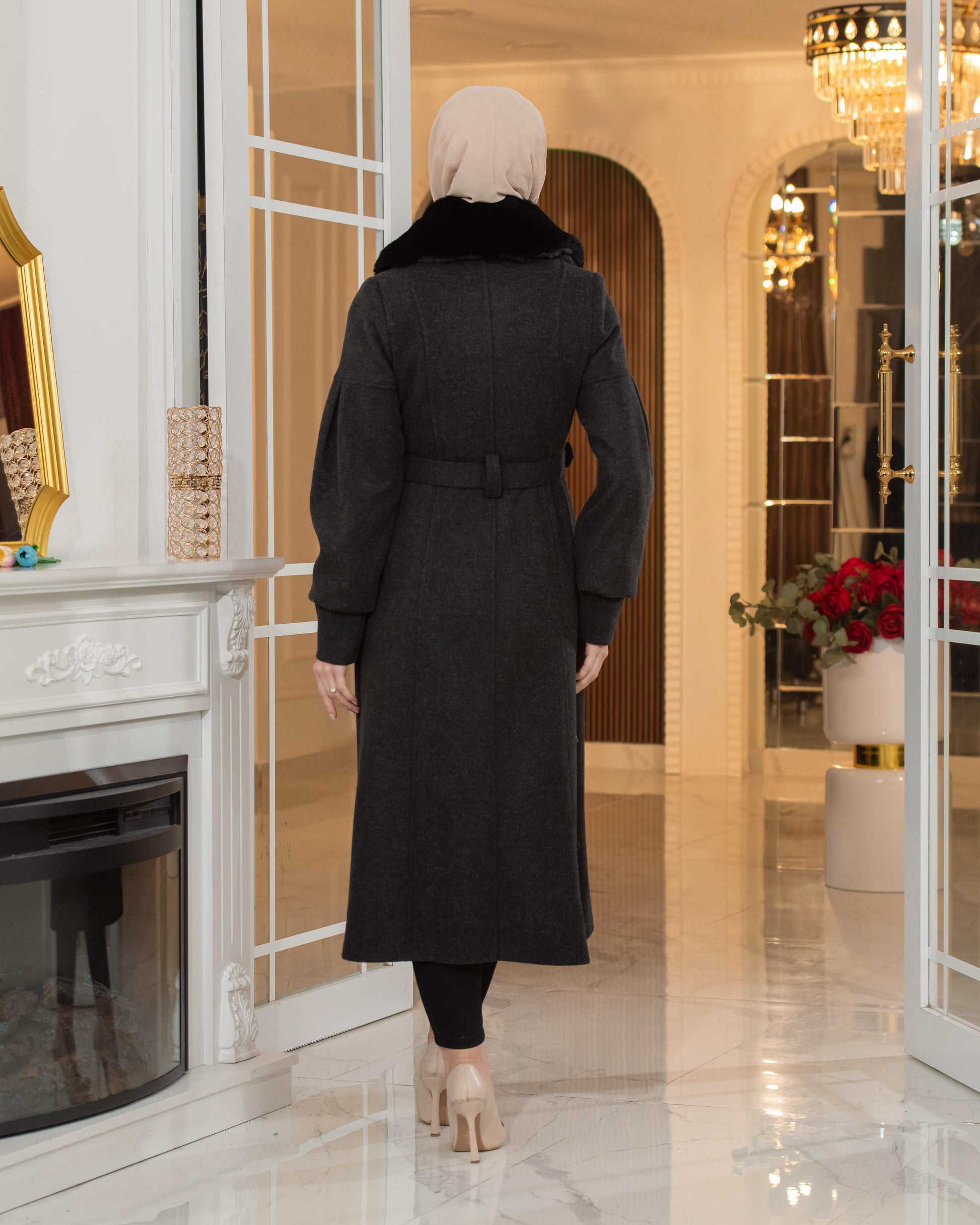 Winter-Trenchcoat mit Fellfutter, Knöpfen und Puffärmeln 1378 - Schwarz