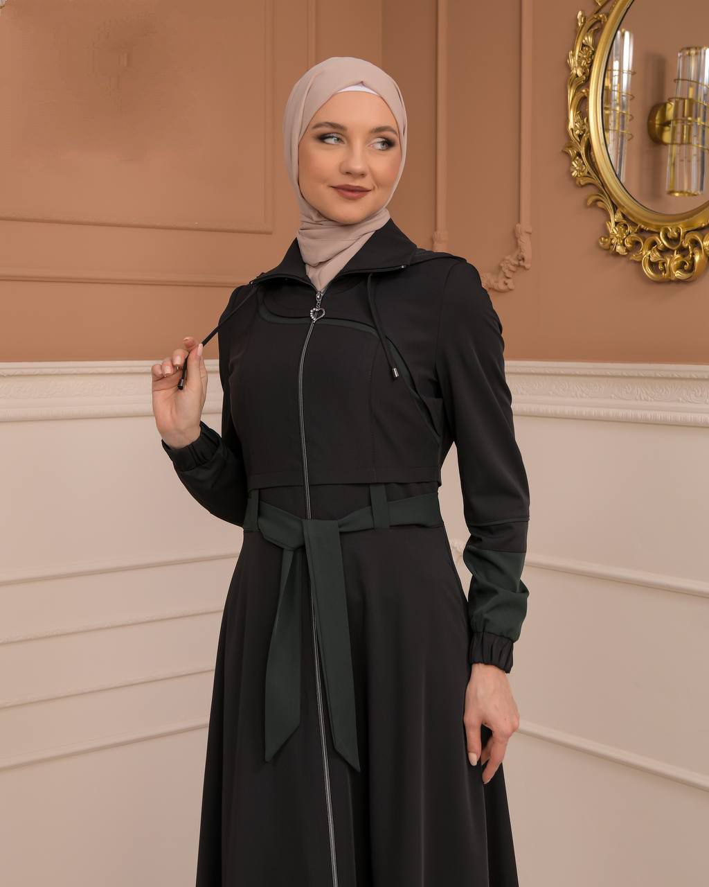 Eleganter brada-Manto mit Satinfutter und abnehmbarer Kapuze 1234 - Schwarz