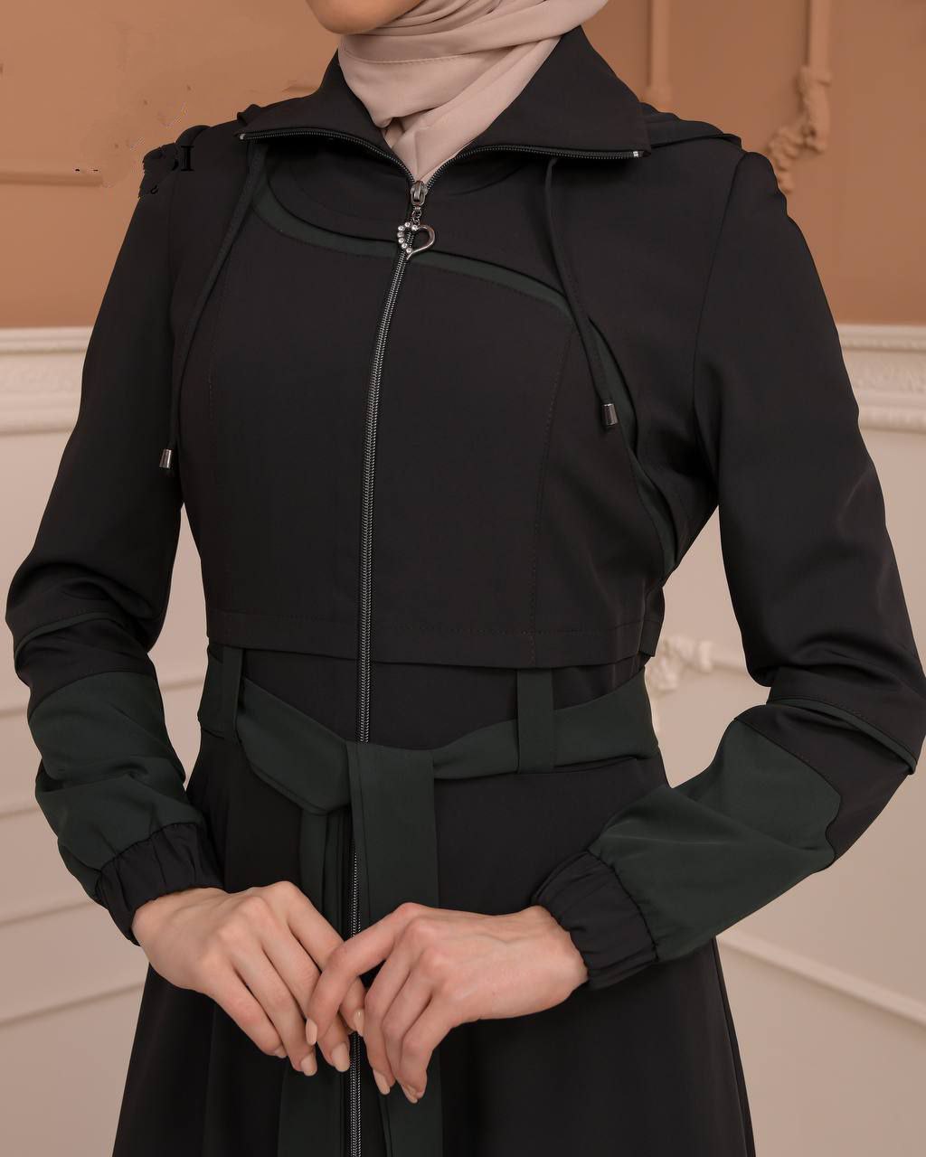 Eleganter brada-Manto mit Satinfutter und abnehmbarer Kapuze 1234 - Schwarz