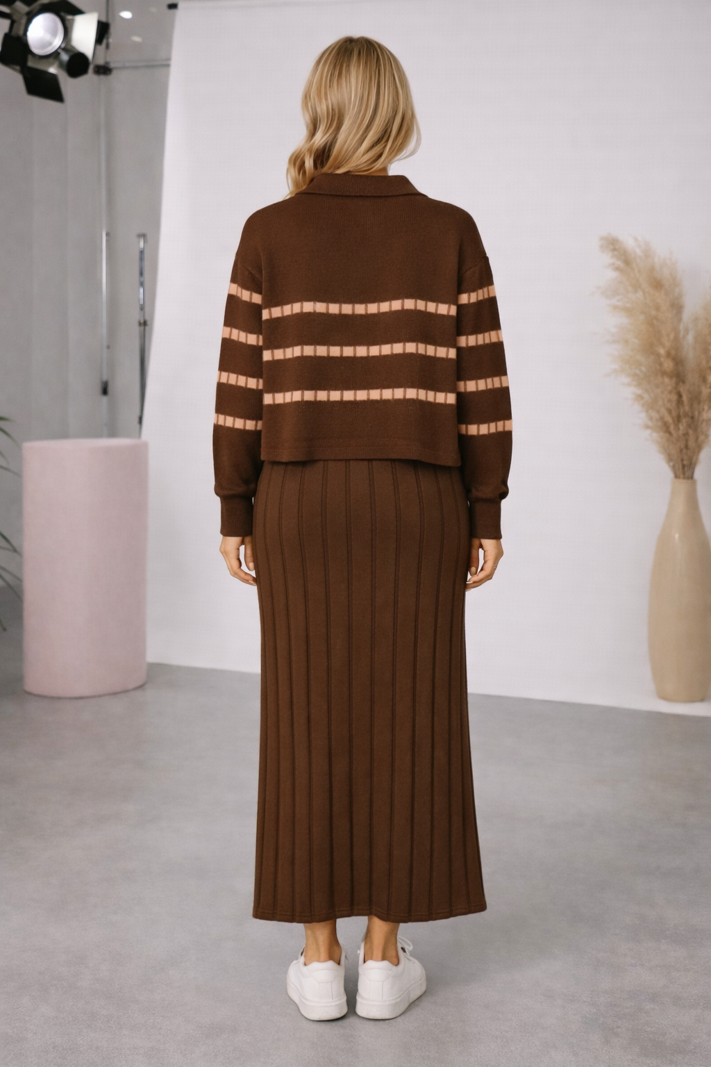 Elegantes zweiteiliges Damen-Strickkleid mit gestreiftem Oberteil 4207 - Braun