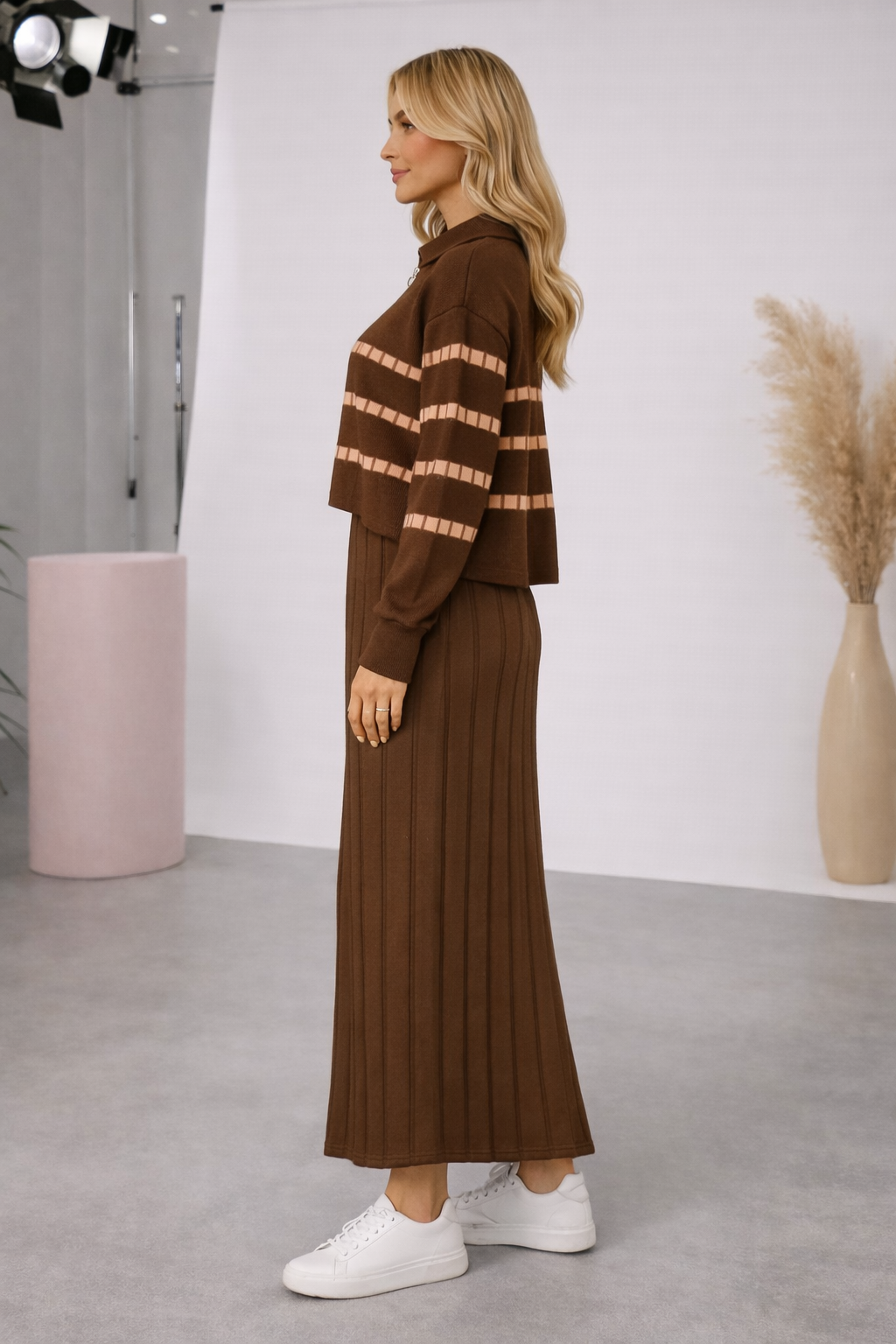 Elegantes zweiteiliges Damen-Strickkleid mit gestreiftem Oberteil 4207 - Braun