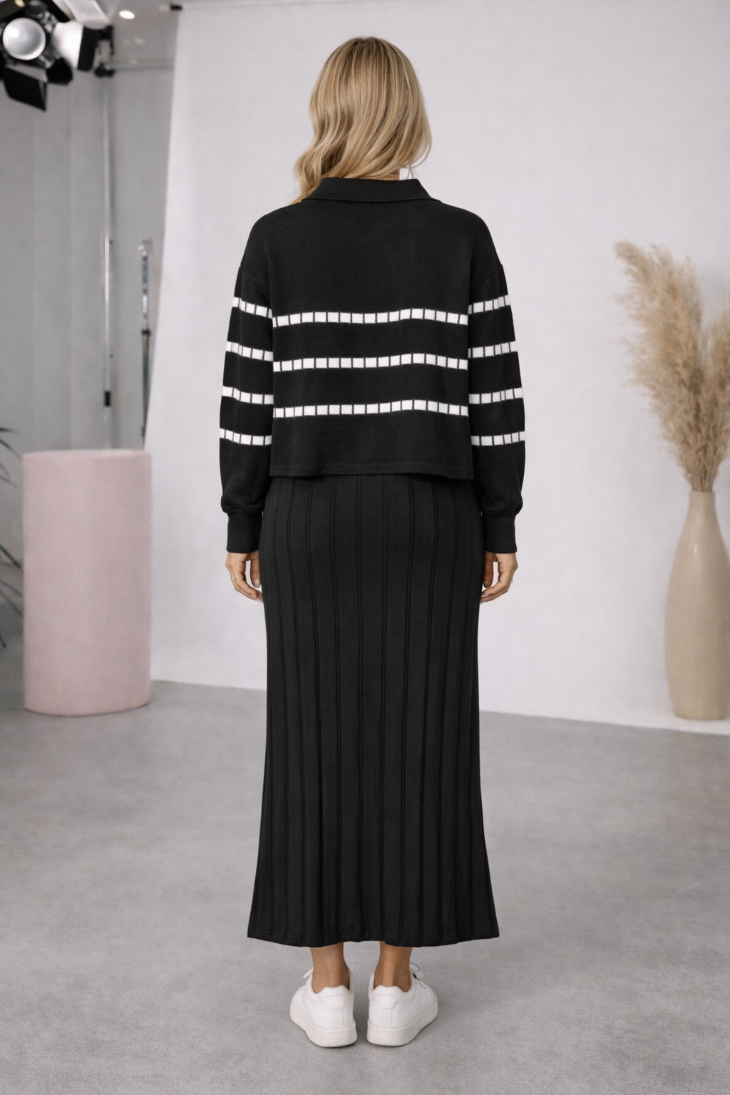 Elegantes zweiteiliges Damen-Strickkleid mit gestreiftem Oberteil 4207 - Schwarz