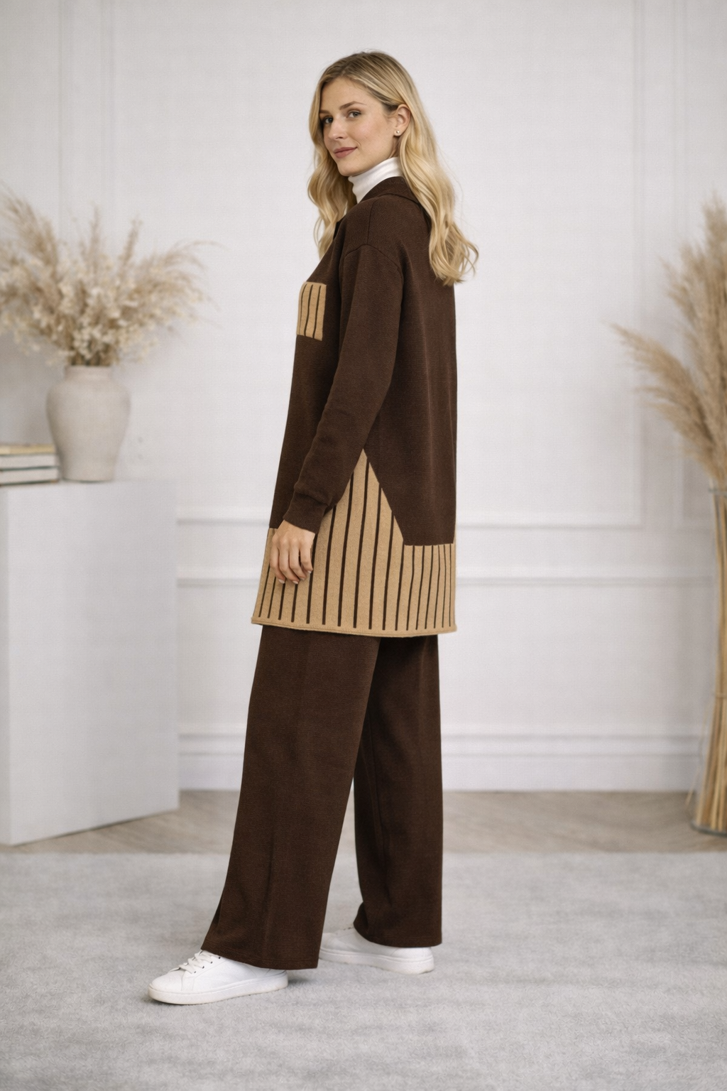 Modernes zweiteiliges Damen-Strickset mit geometrischen Details 4208 - Braun