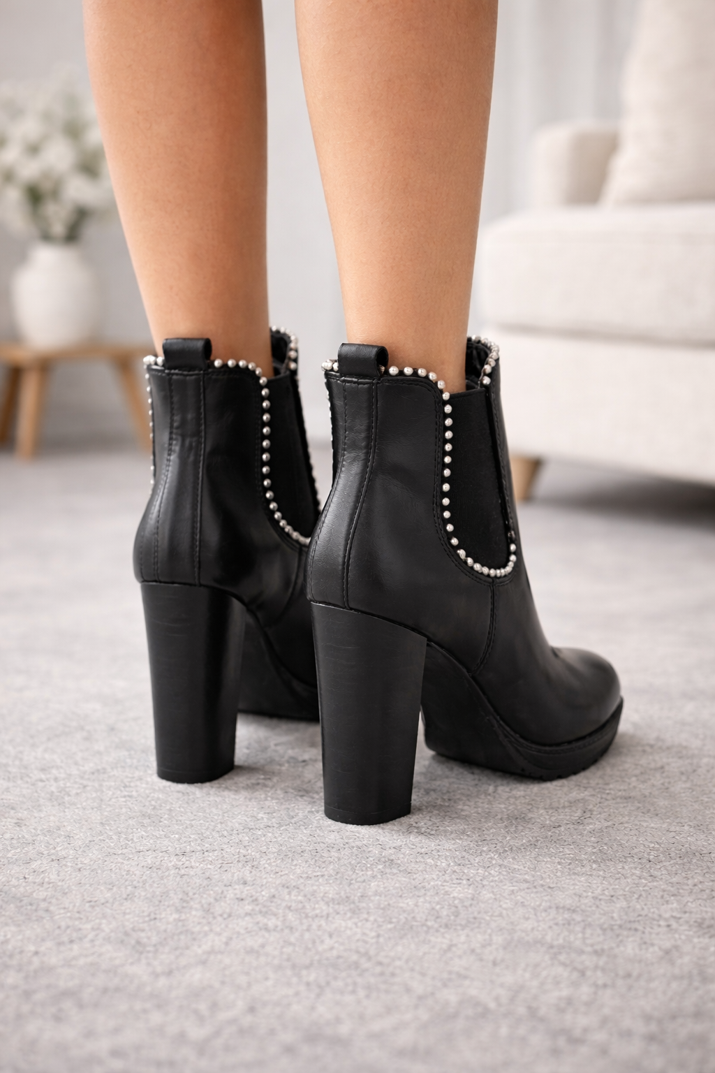 Elegante Kunstleder-Stiefelette mit Perlenverzierung und Blockabsatz 6300 - Schwarz