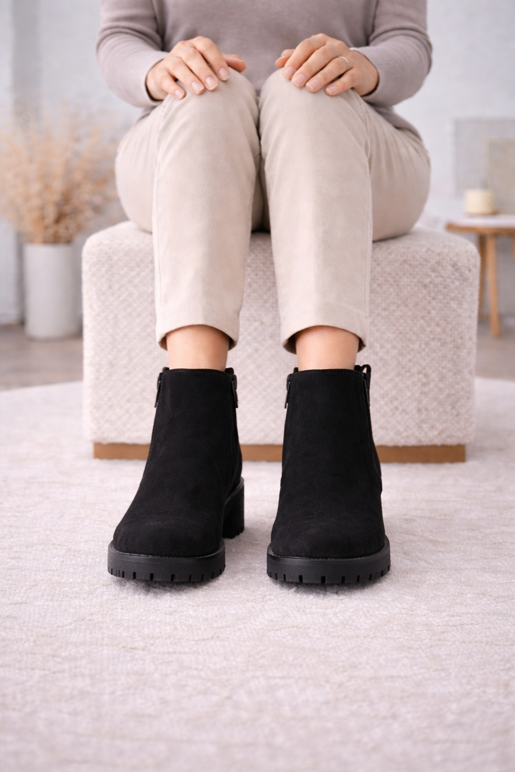 Beige Wildleder-Optik Stiefeletten mit Profilsohle 6307 - Schwarz