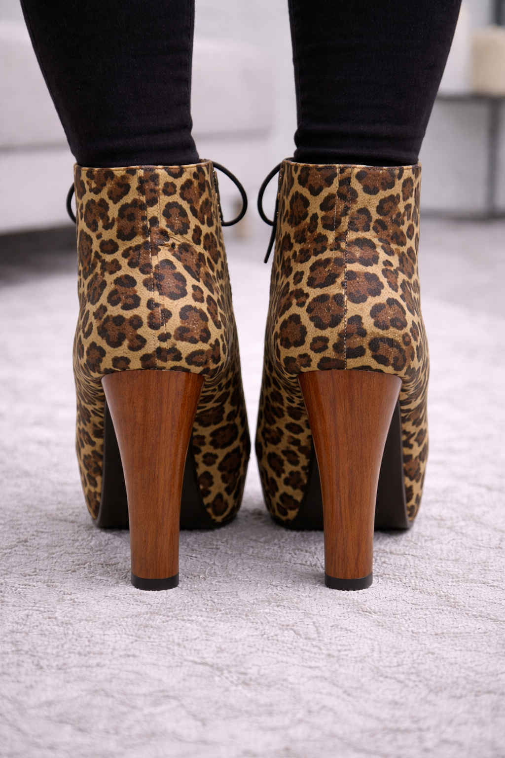 Beige Schnürstiefeletten in Wildleder-Optik mit Holzabsatz 6312 - Leopardenmuster