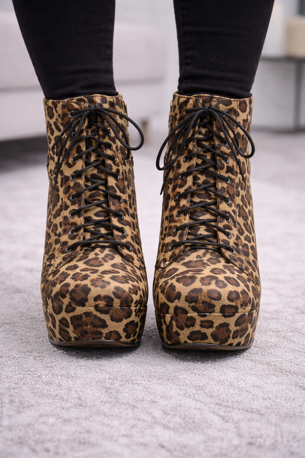 Beige Schnürstiefeletten in Wildleder-Optik mit Holzabsatz 6312 - Leopardenmuster