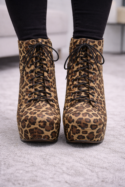 Beige Schnürstiefeletten in Wildleder-Optik mit Holzabsatz 6312 - Leopardenmuster