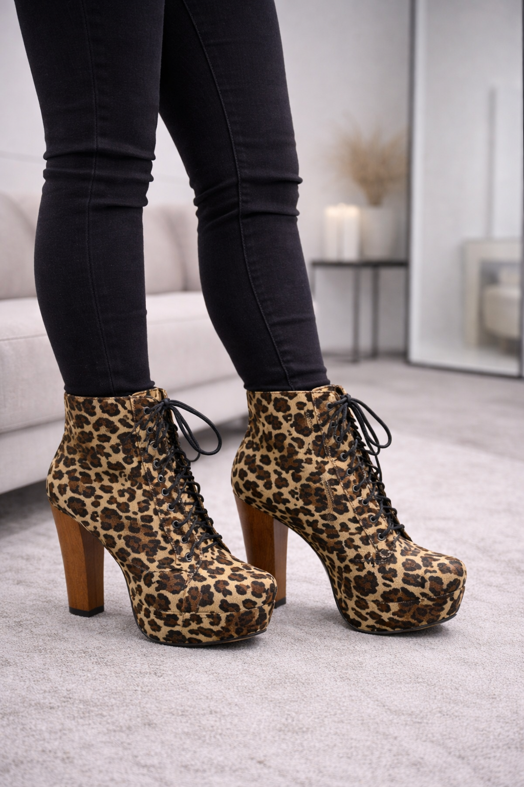 Beige Schnürstiefeletten in Wildleder-Optik mit Holzabsatz 6312 - Leopardenmuster