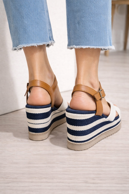 Keilsandaletten im Marine-Look mit T-Riemen (11 cm Absatz) 6315 - Beige