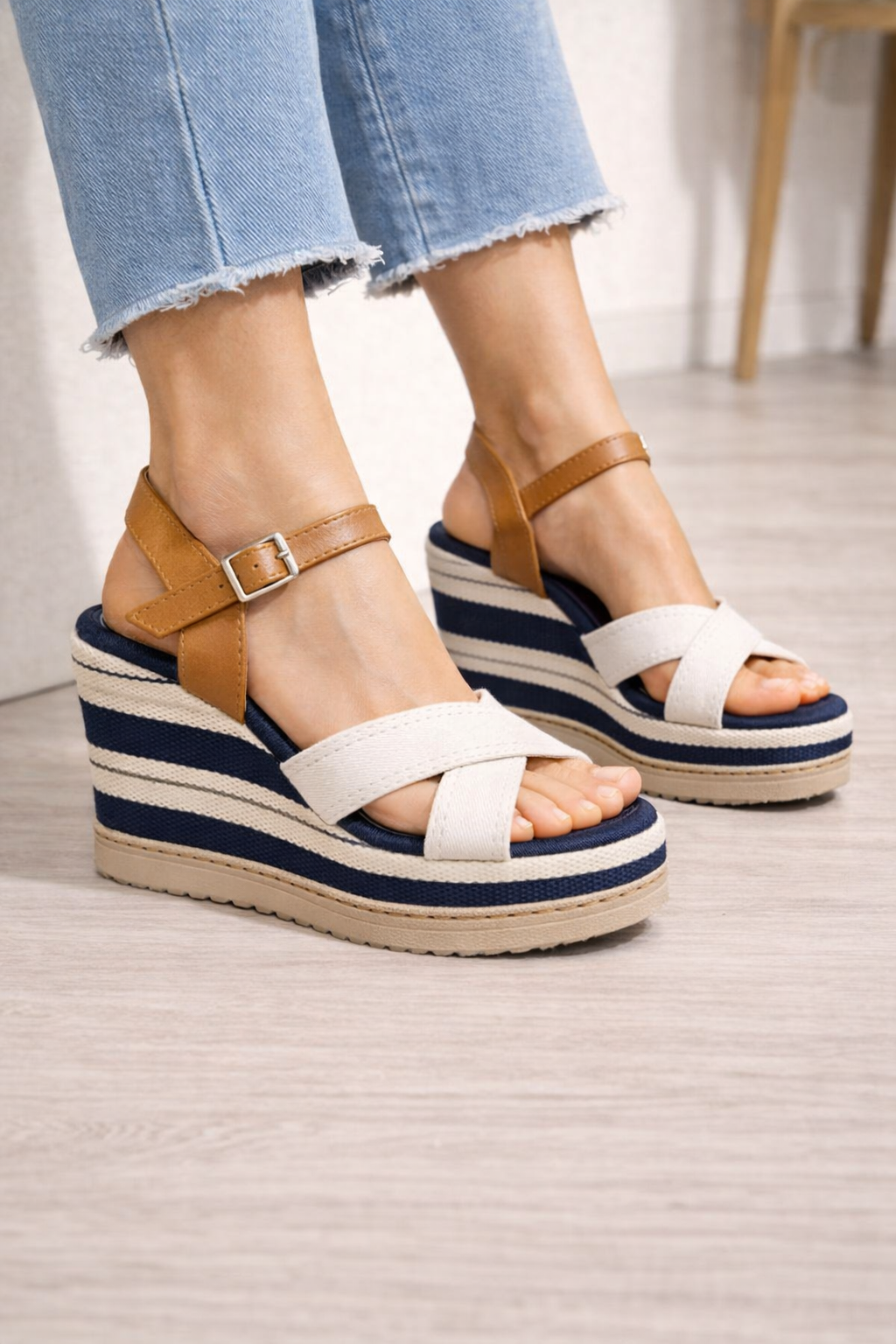 Keilsandaletten im Marine-Look mit T-Riemen (11 cm Absatz) 6315 - Beige