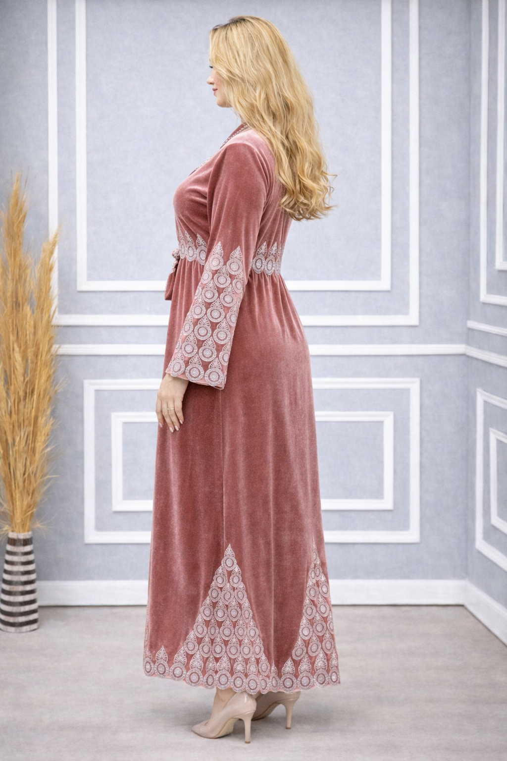 Bestickte Abaya aus koreanischem Samt 709 - Puder