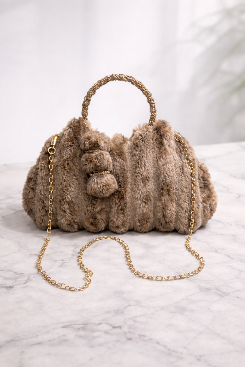 Moderne Handtasche mit langer Metallkette 989 - Mausgrau