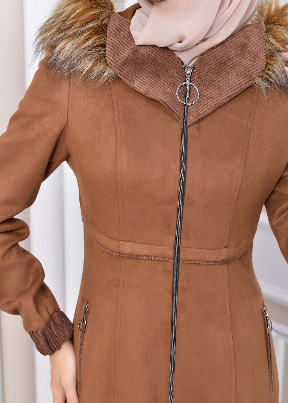 Langer Wildleder-Mantel mit Pelzkapuze 1331 - Braun