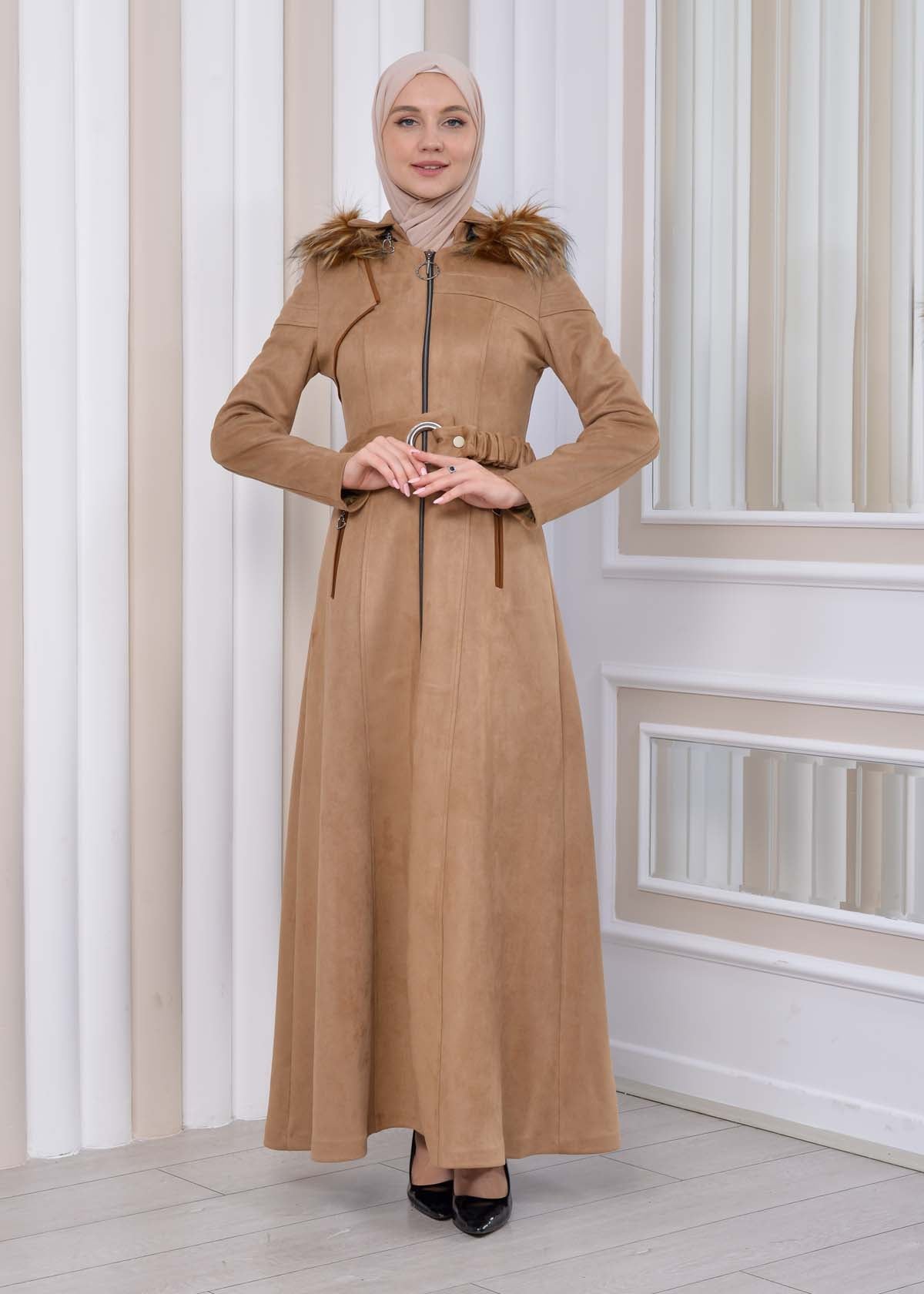 Langer Wildleder-Mantel mit abnehmbarer Pelzkapuze und Gürtel 1332 - Beige