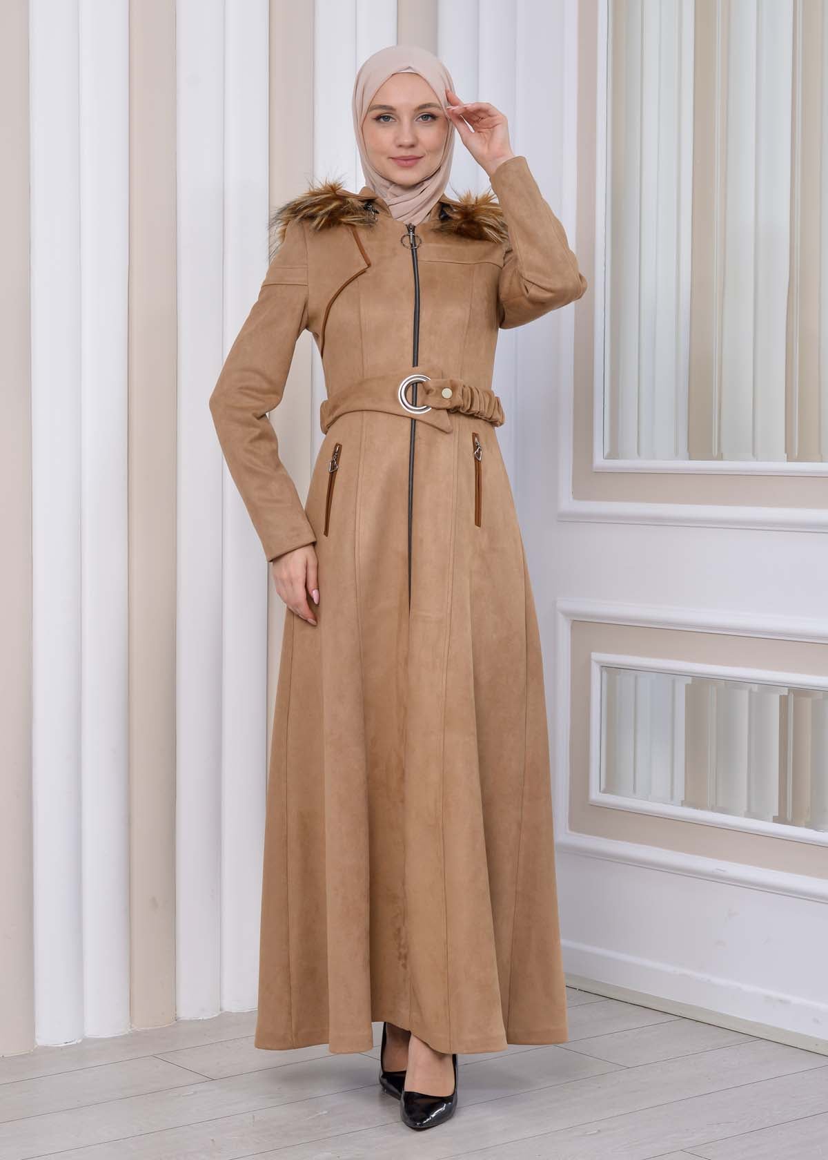 Langer Wildleder-Mantel mit abnehmbarer Pelzkapuze und Gürtel 1332 - Beige