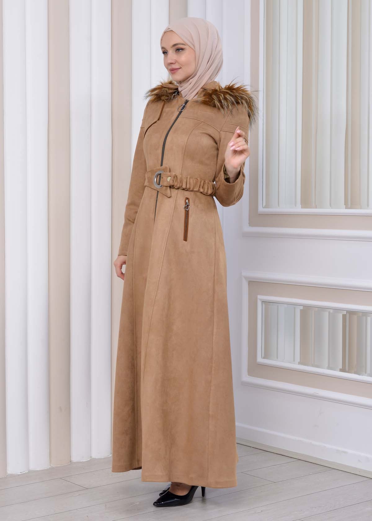 Langer Wildleder-Mantel mit abnehmbarer Pelzkapuze und Gürtel 1332 - Beige