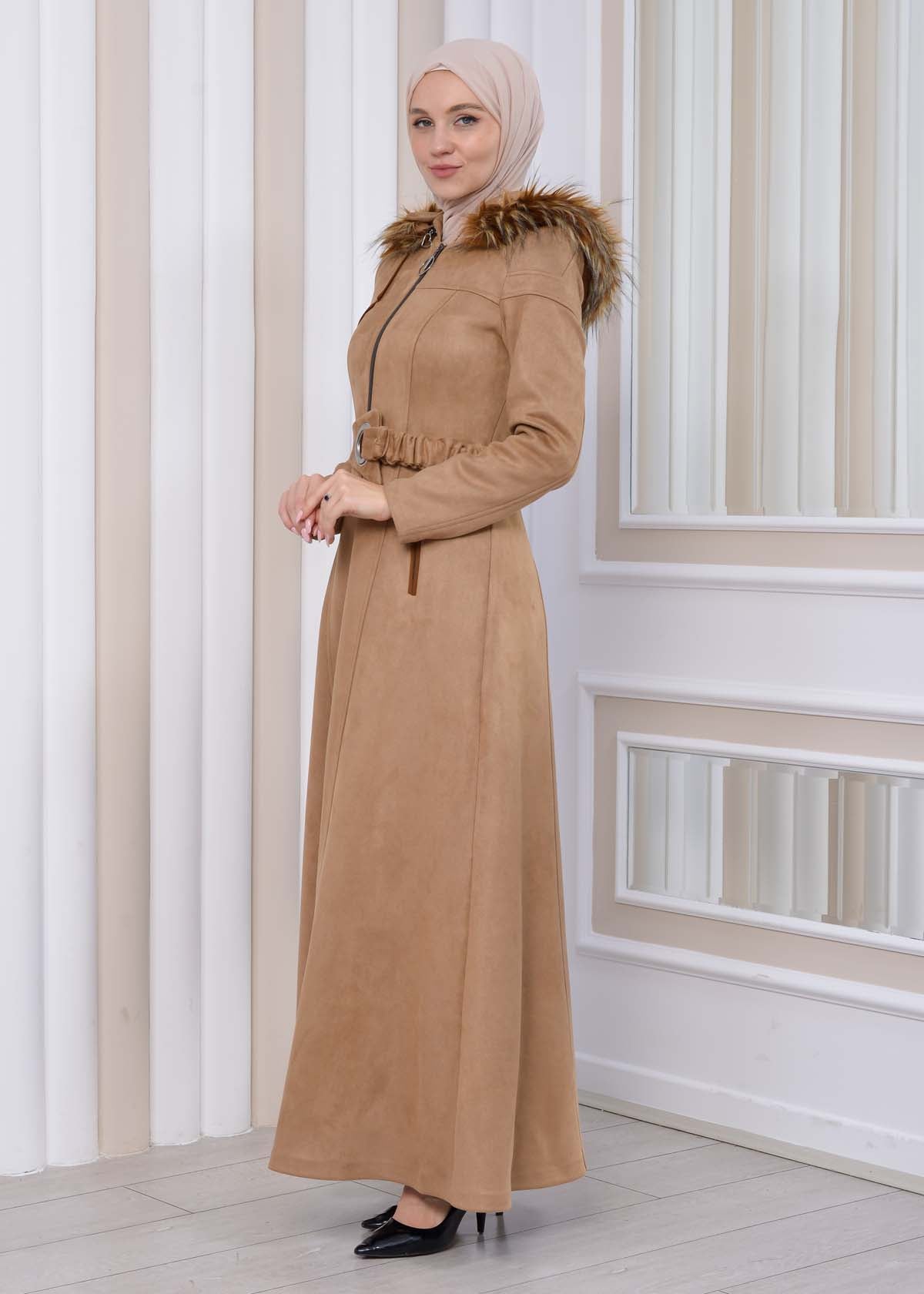 Langer Wildleder-Mantel mit abnehmbarer Pelzkapuze und Gürtel 1332 - Beige